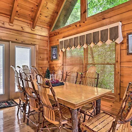 Pigeon Forge Getaway With Covered Patio And Hot Tub!